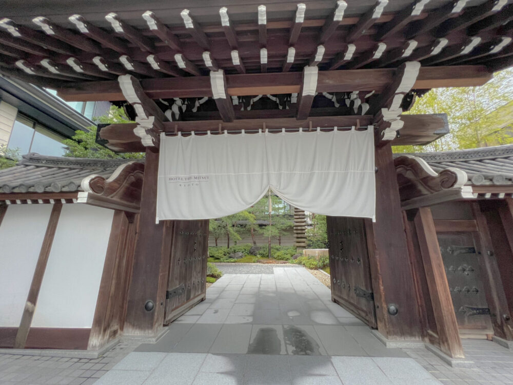 HOTEL THE MITSUI KYOTOの門
