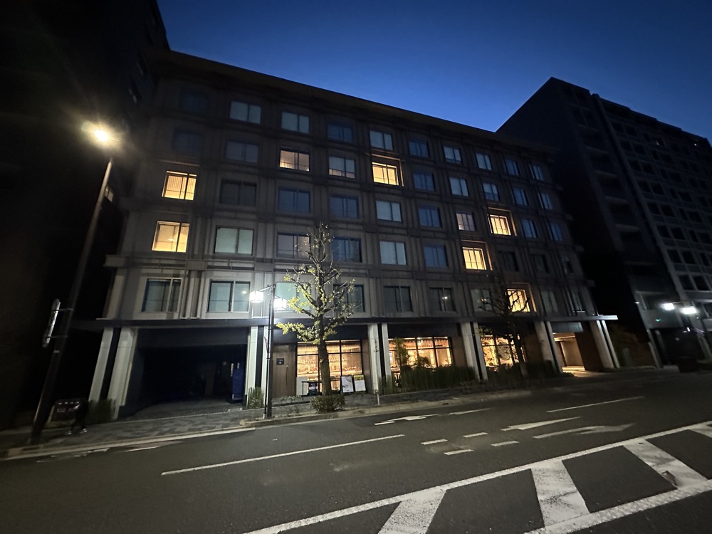早朝の外観。河原町通に面している