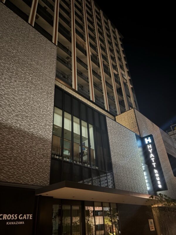 ビルの名前は CROSS GATE KANAZAWA