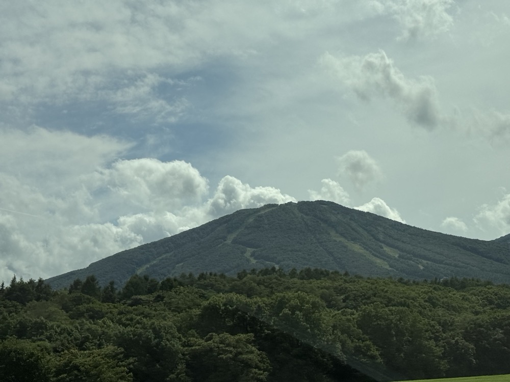 窓から安比の山が見えます