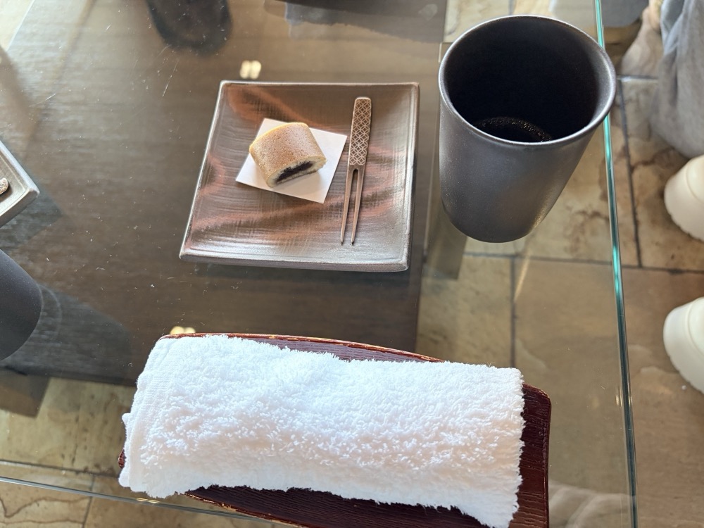 到着してすぐ、部屋でお茶とお菓子が出ます