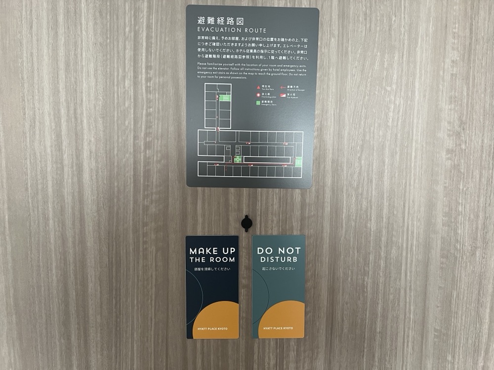 客室の避難経路図と、ドアにかけるカード