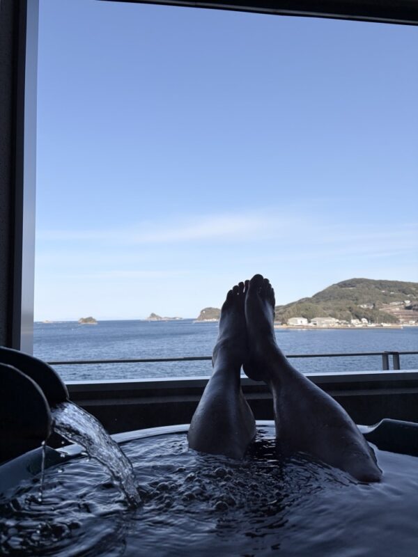 部屋の露天風呂から。足の向こうが海と対岸の島です