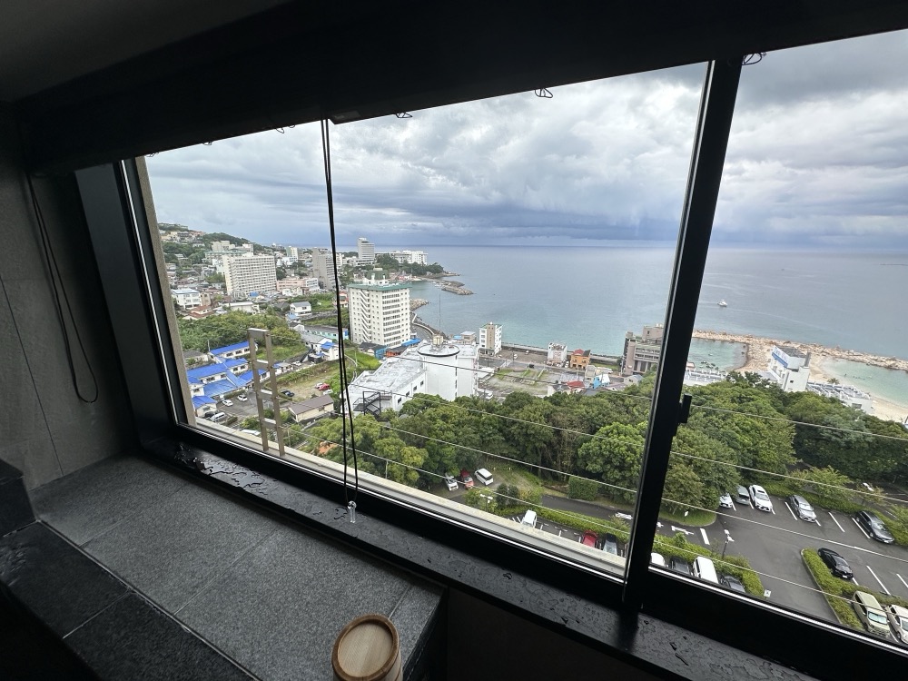 部屋の温泉の窓から見た白良浜