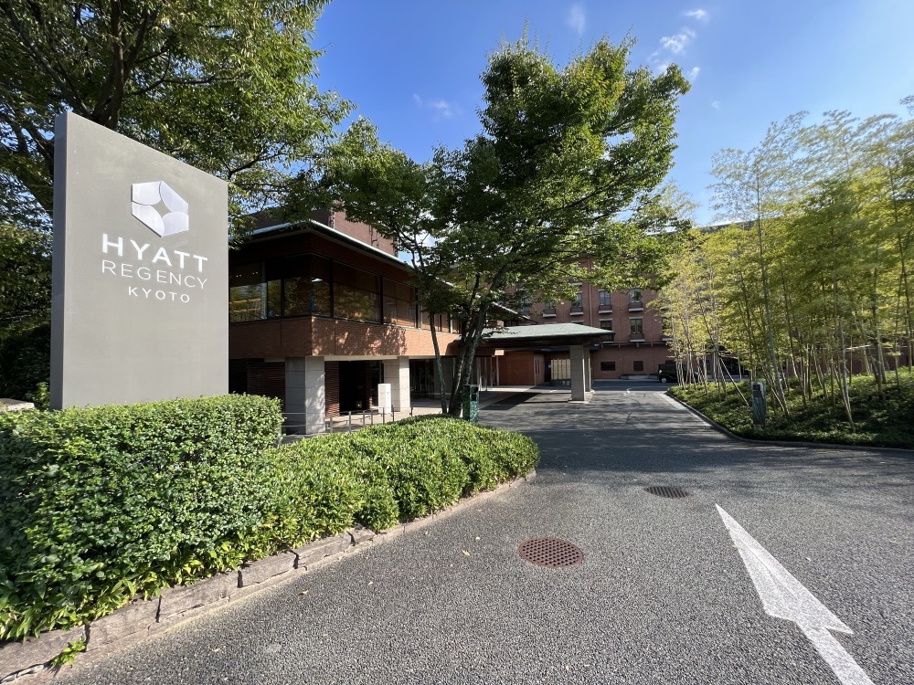 車寄せとホテルの建物