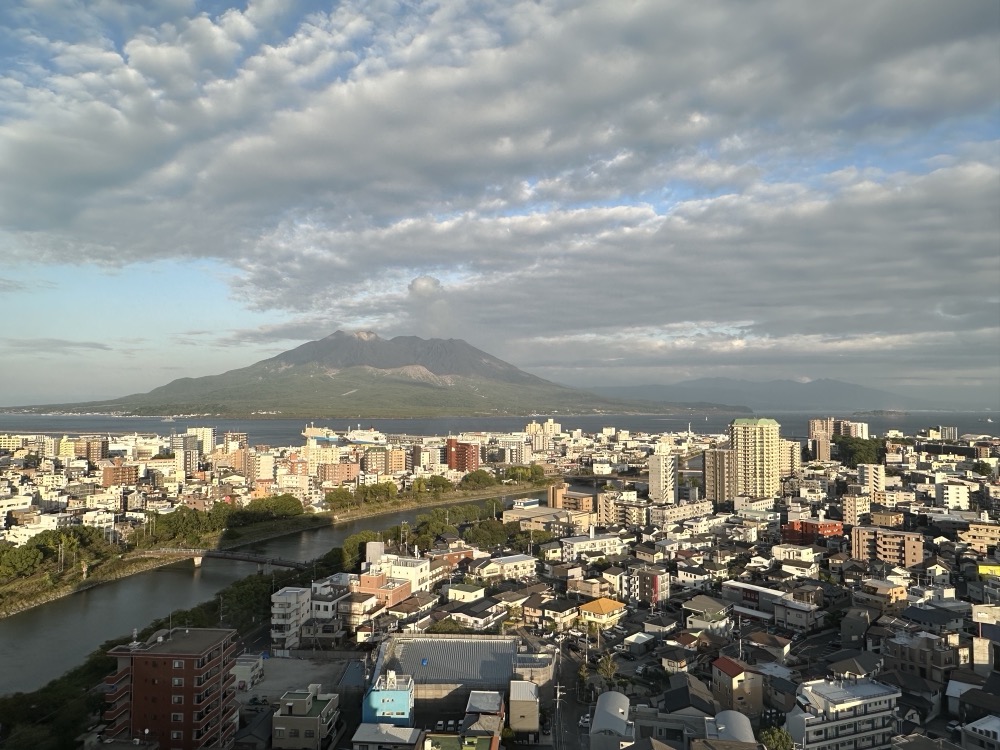 デラックスルームから。街の向こうが桜島です