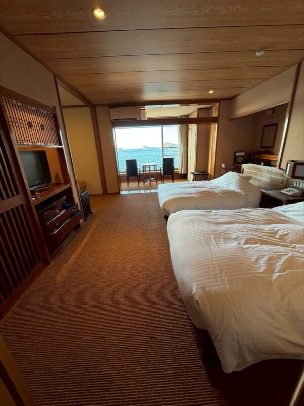 プレミアム和室。ベッドの向こうが海です