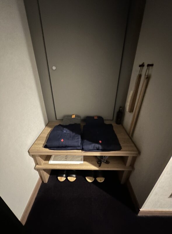 入口の棚。作務衣とスリッパが人数分そろっている