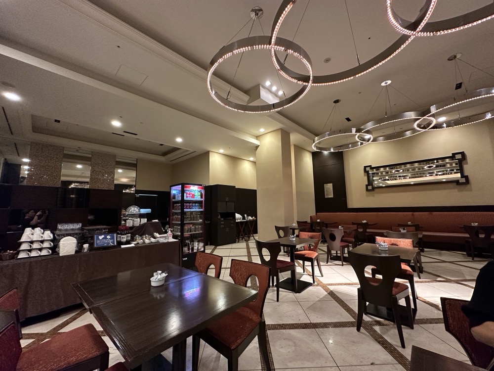 夜のレストラン。いまランチとディナーは休んでいます