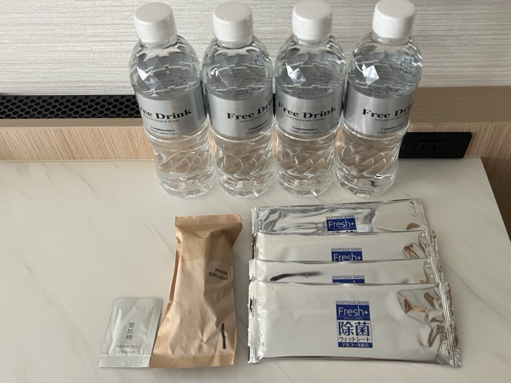 以前は無料の水が4本置いてあった。除菌シートも付いていた