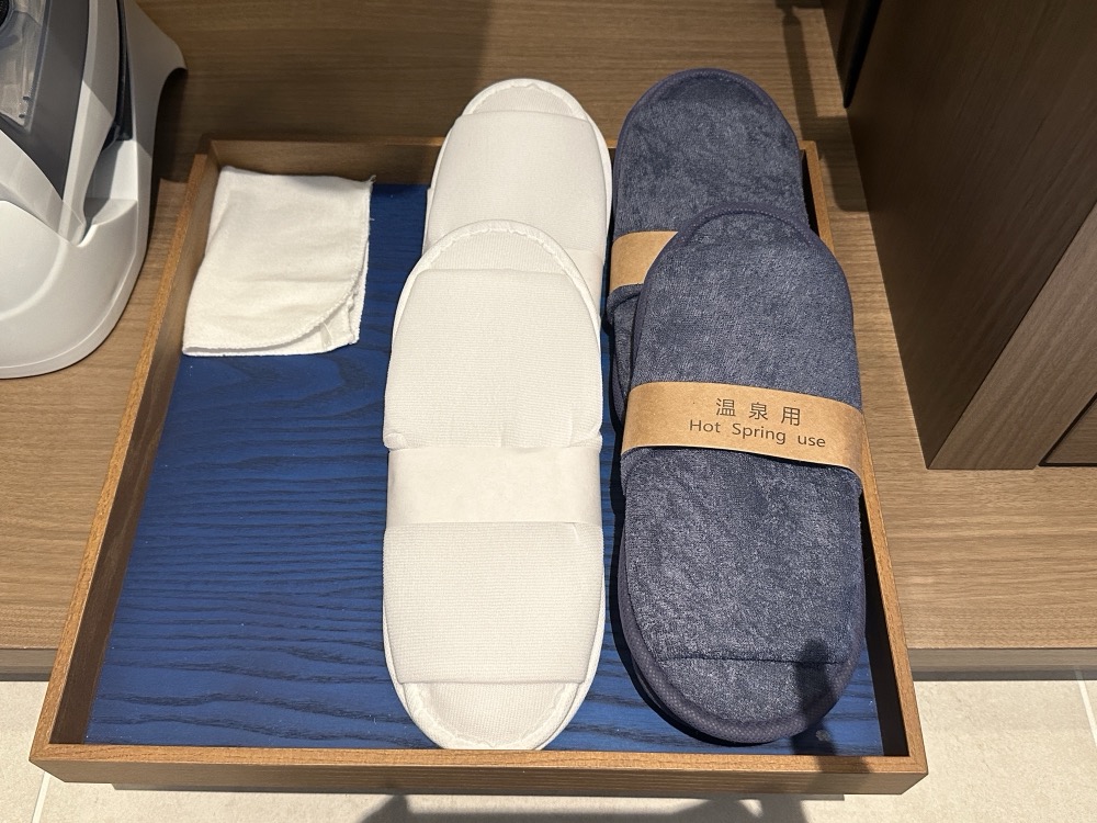 スリッパが2種類。紺のほうが温泉用です
