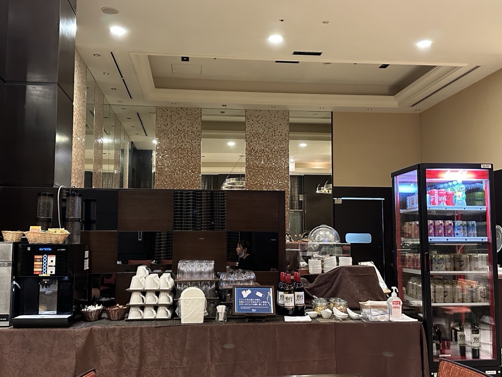 朝食会場。夜はここで飲みものをもらいます