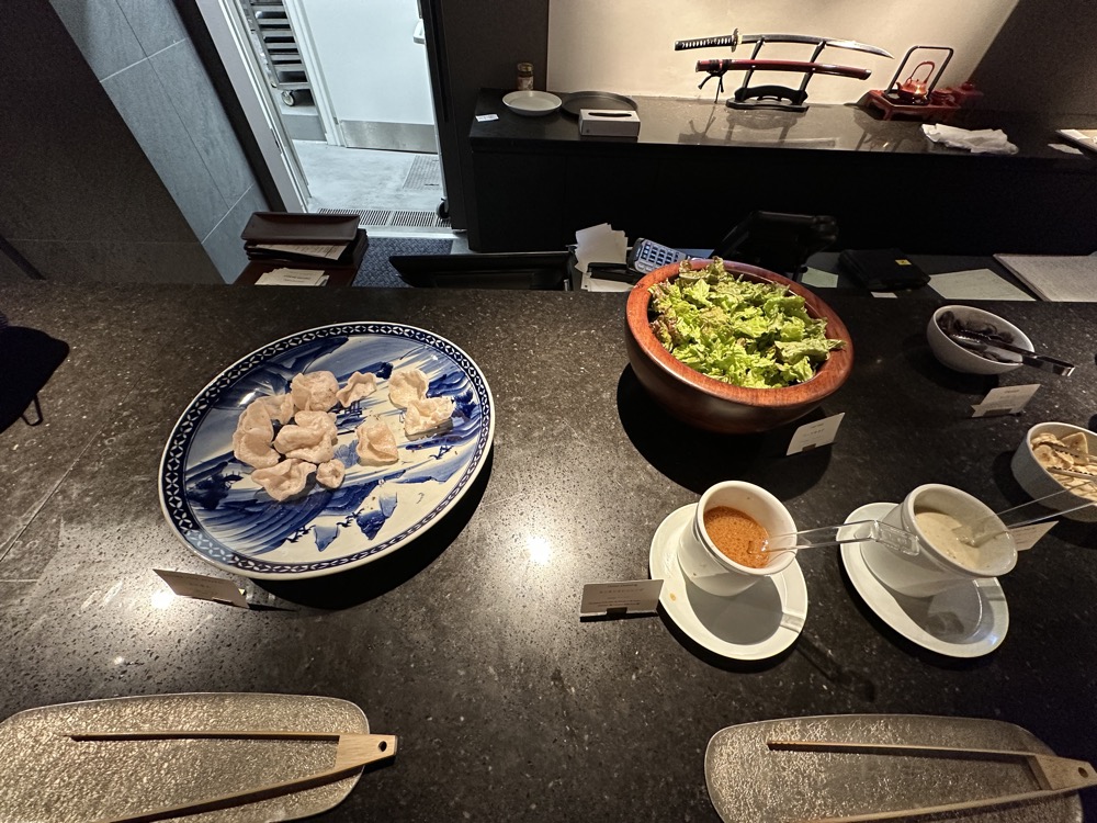 ラウンジの料理台。大皿とサラダ、ディップが並ぶ