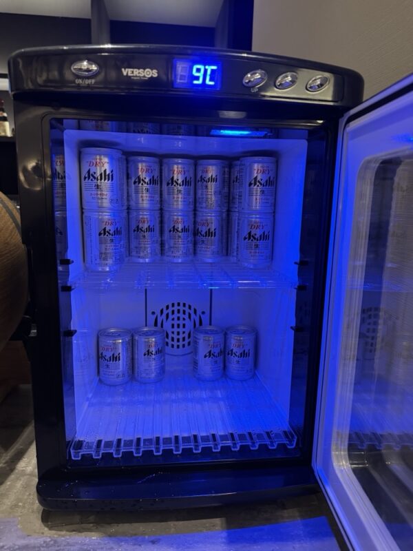 缶ビールが冷えている