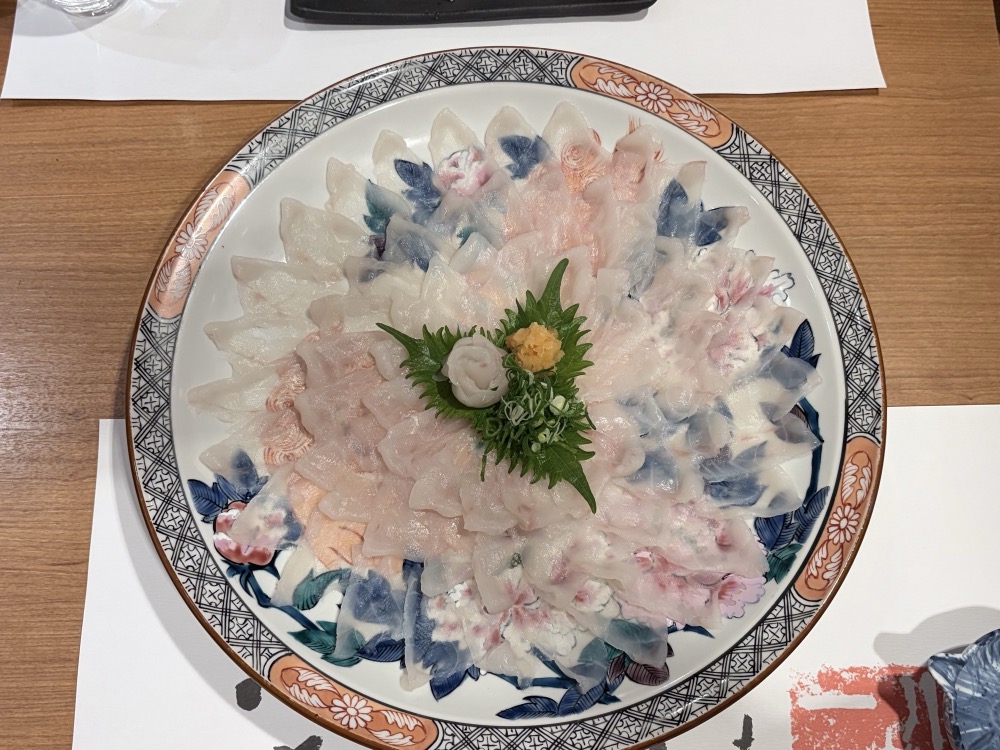 虎河豚薄造り。いわゆるてっさです。4人前あります