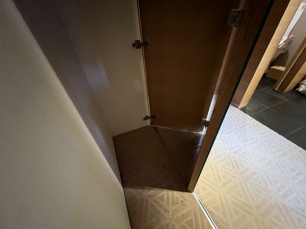 チェックアウトの朝に撮った、部屋の戸