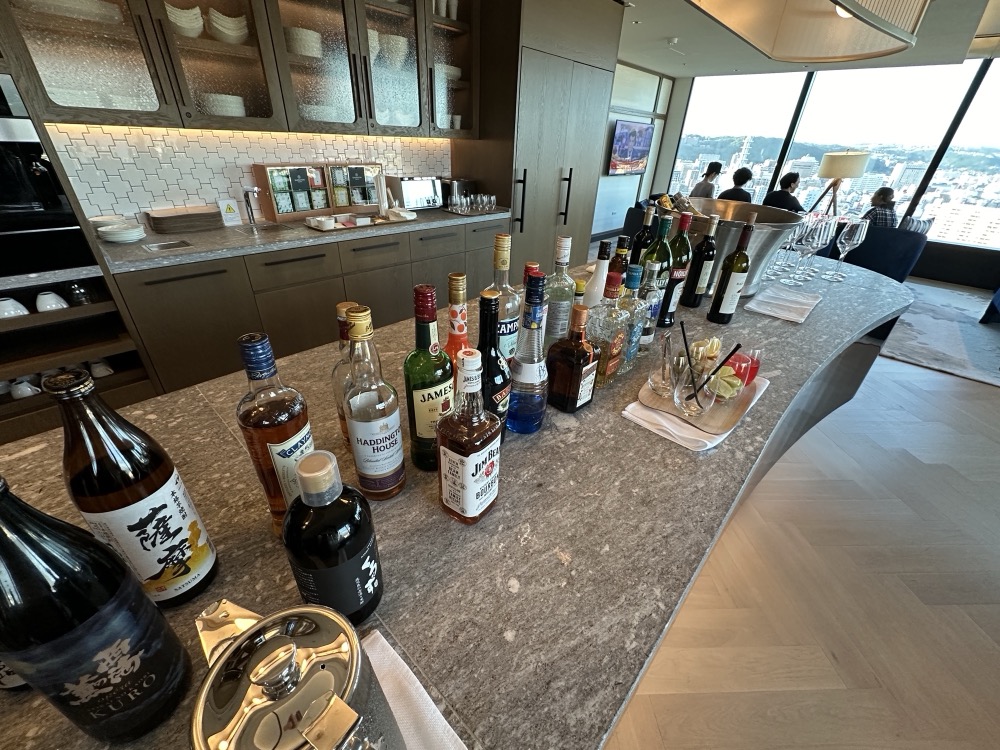 ラウンジのカウンター。地酒が並びます