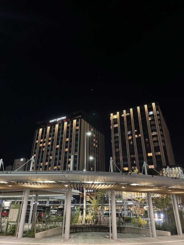 夜の外観。金沢駅のすぐそば