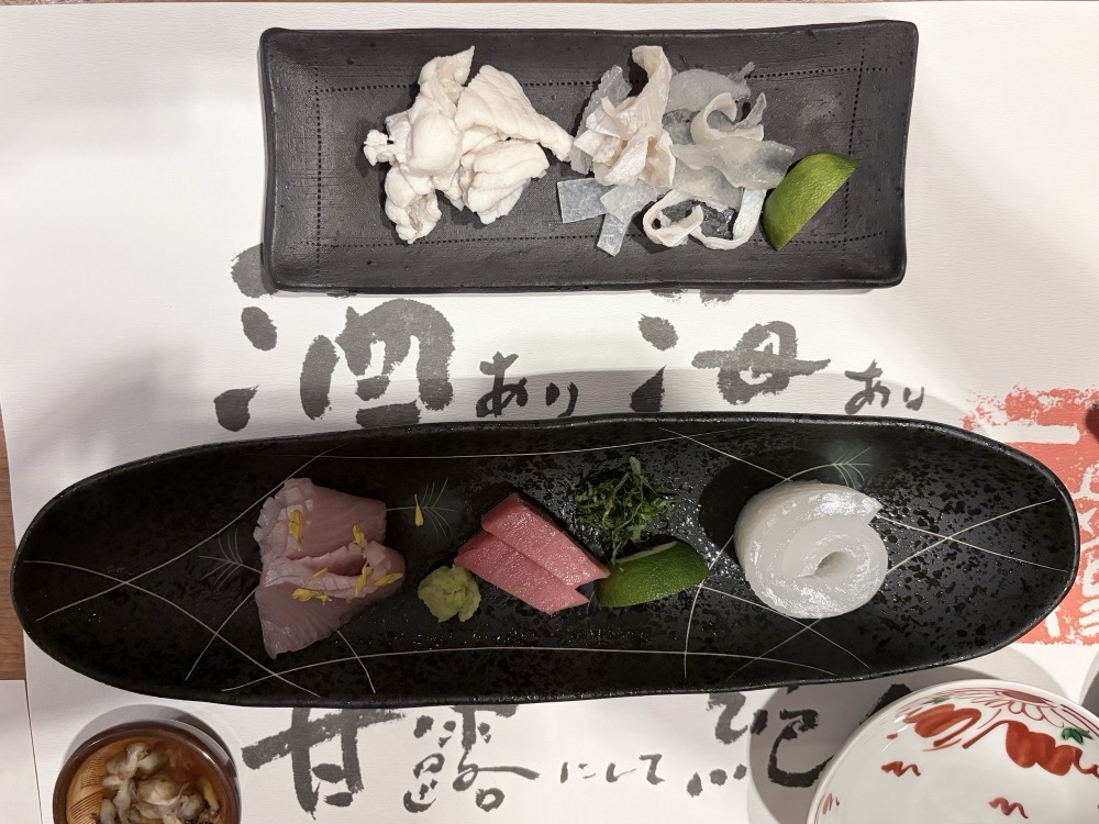 上が湯引きと皮、下が寒鰤・本鮪・あおり烏賊