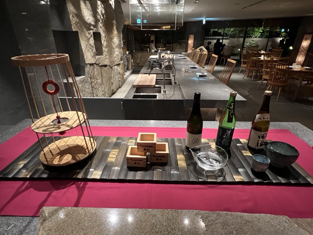 館内のバーカウンター。京都の日本酒が並ぶ