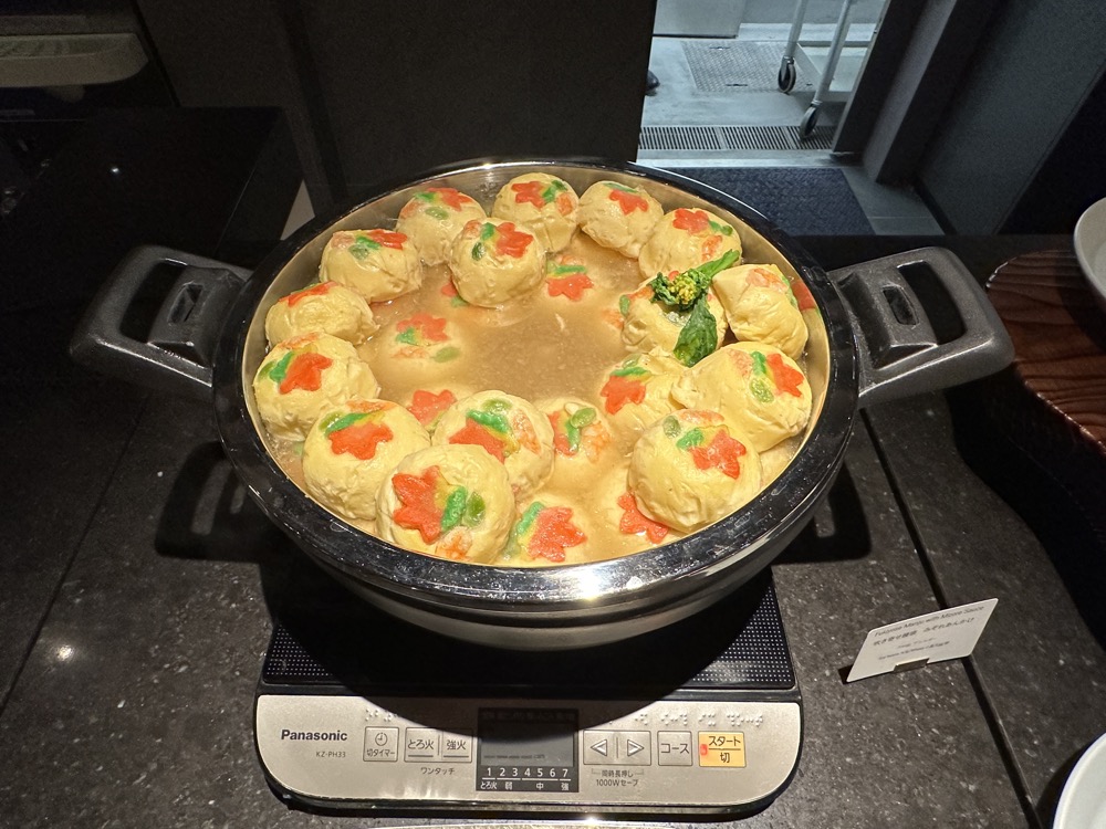 大鍋の煮もの。IHで温めながら出している