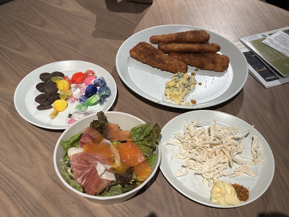 取ってきたもの。揚げ物やサラダ、チョコレートまである