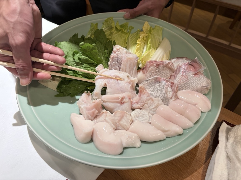 鍋の具材。取り分けてもらえます