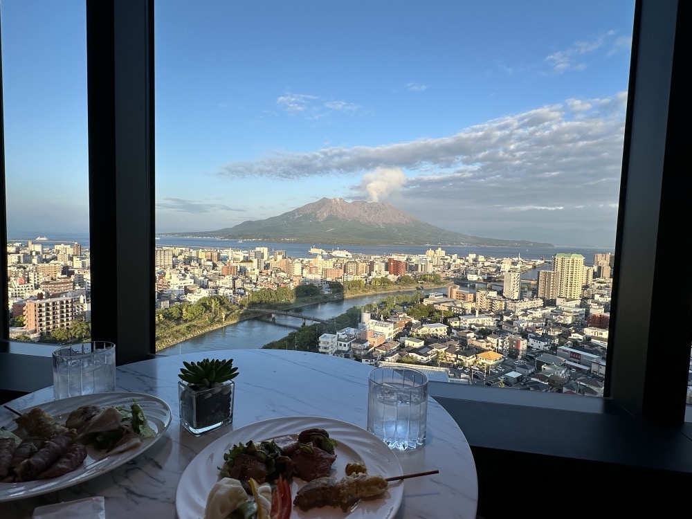 窓の外に桜島。噴煙が上がっていました