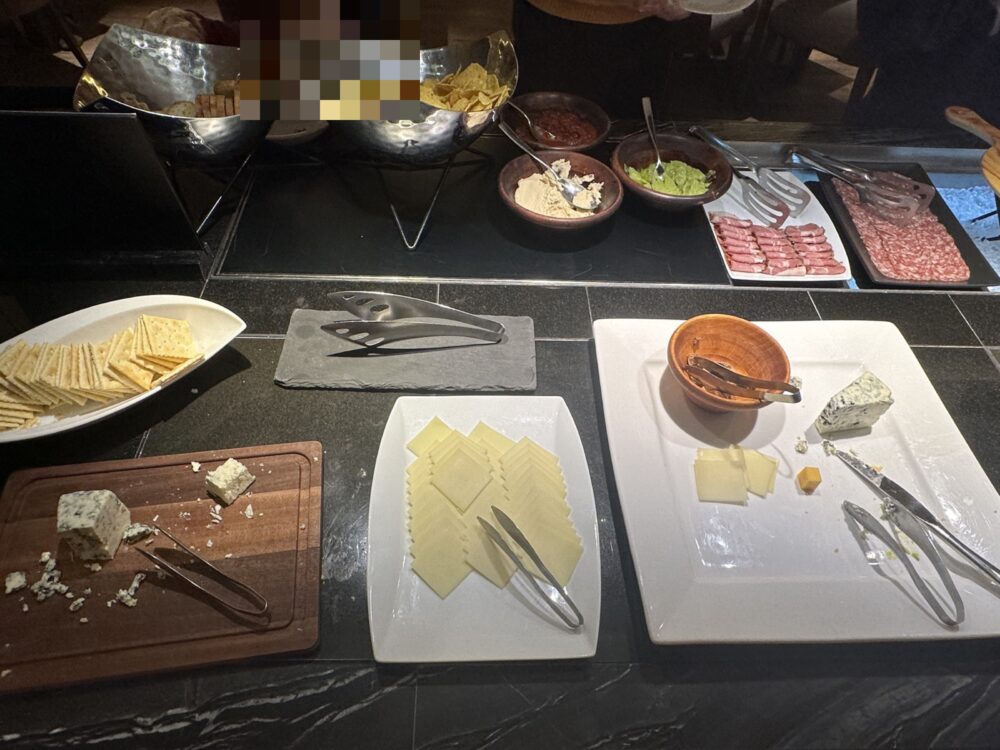 チーズとクラッカー。ブルーチーズもある