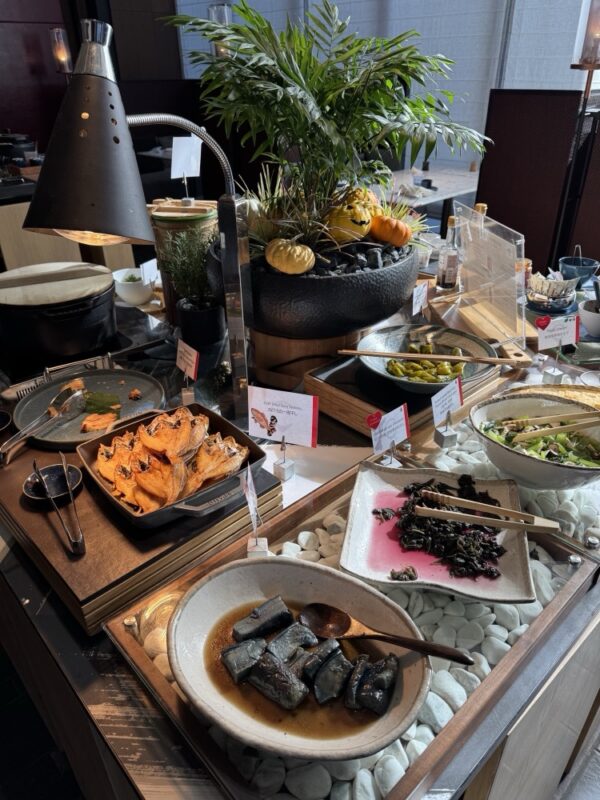 朝食のビュッフェ台