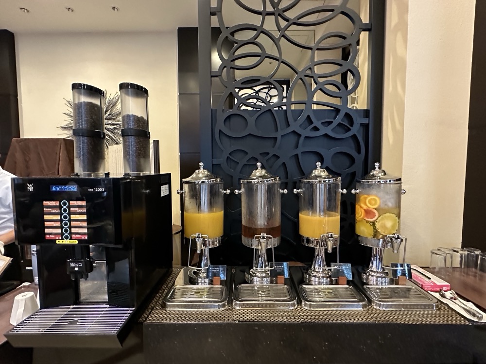 ジュースのディスペンサーとコーヒーマシン