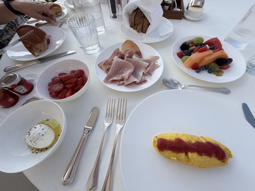 フローレグランドホテル 朝食のオムレツとハムとモッツァレラ