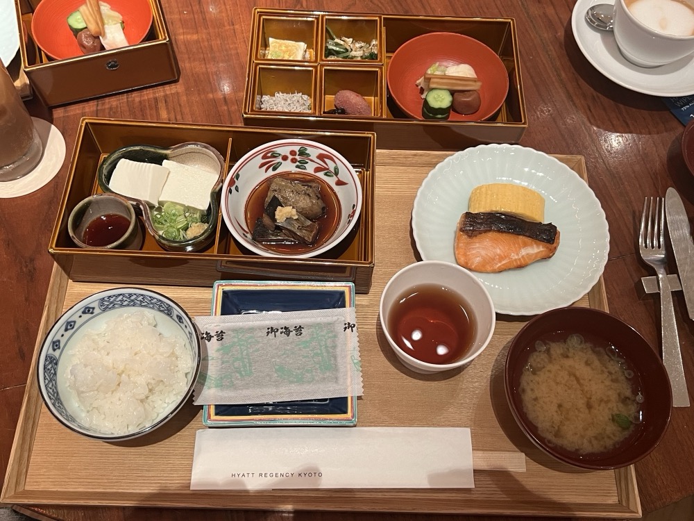 和の朝食。重箱に小鉢が並ぶ