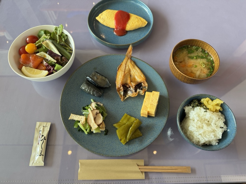 取ってきた朝食。手前がのどぐろの焼き魚