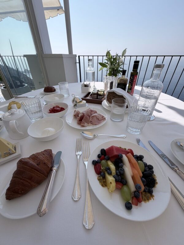 フローレグランドホテル 朝食のクロワッサンとフルーツ