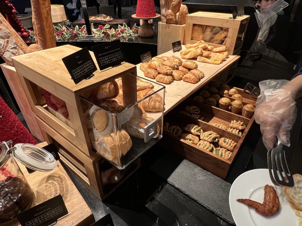 パンのコーナー。クロワッサンやデニッシュが並ぶ