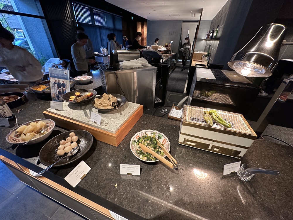 朝食のビュッフェ台。奥にスタッフがいる