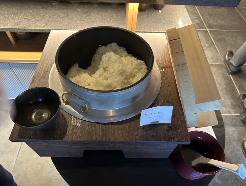 釜炊きのご飯。木のふたが立てかけてある