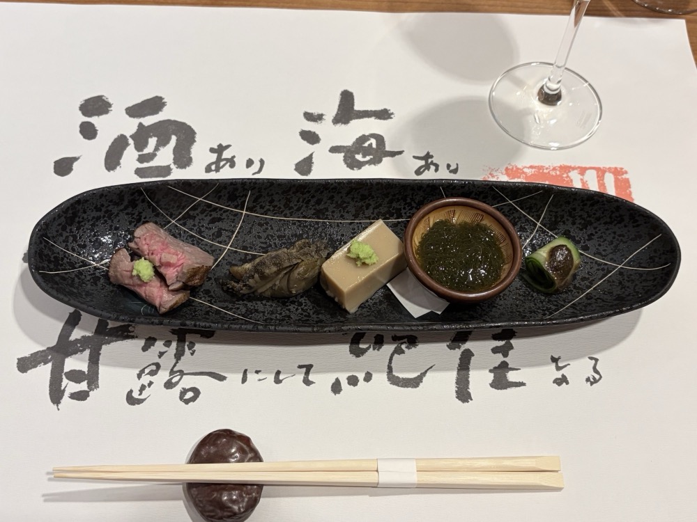 前菜。煮アワビ、牛叩き、胡麻豆腐、がぜ味噌、水雲酢