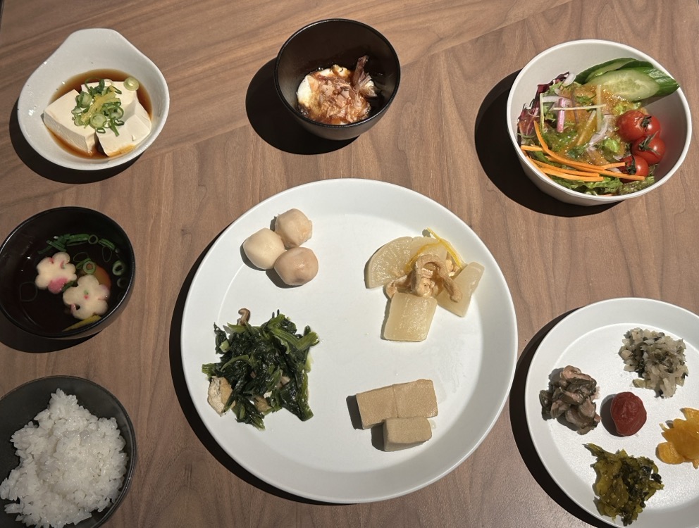 和で組んだ朝食。ご飯と湯豆腐、おばんざい