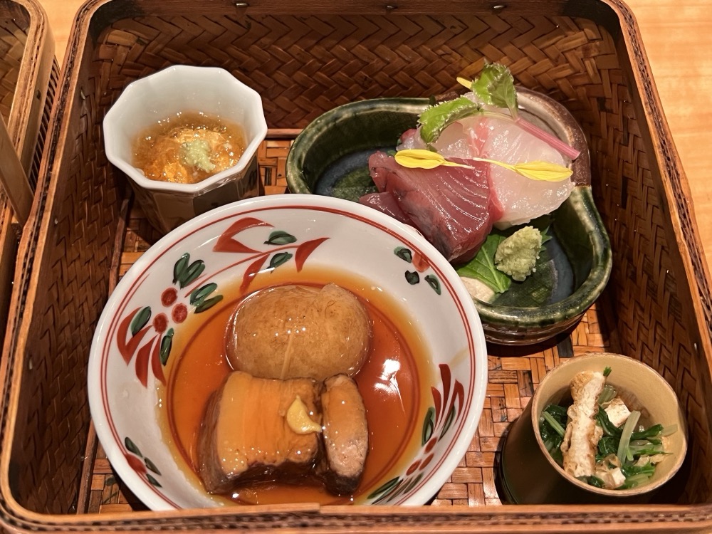 八寸。籠に小鉢が並ぶ