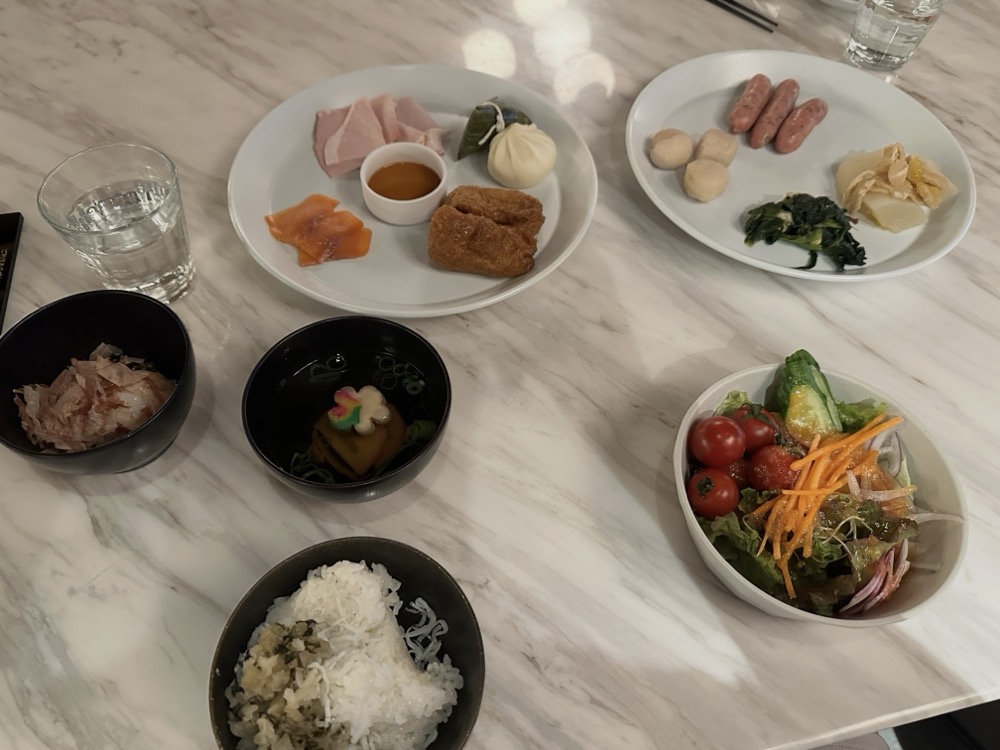 別の日の朝食。ハムなど洋のものも並ぶ