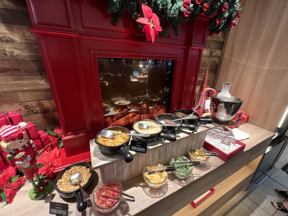 12月の店内。赤い暖炉とポインセチアのクリスマス装飾
