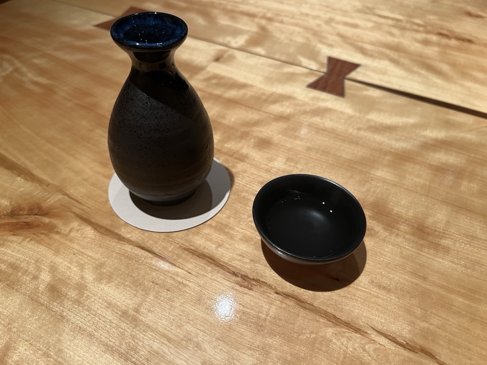京都の日本酒。徳利とぐい呑みで