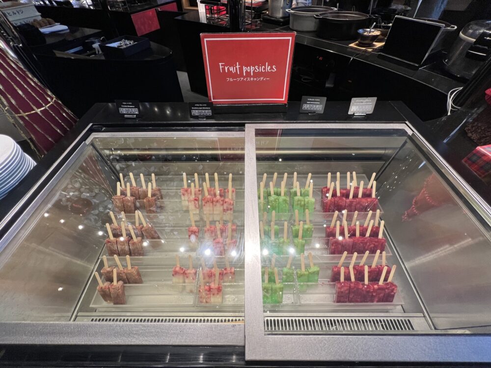 ビュッフェの棚。サラダやピラフ、惣菜が並ぶ