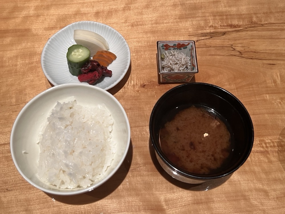 ご飯と赤だし、香の物