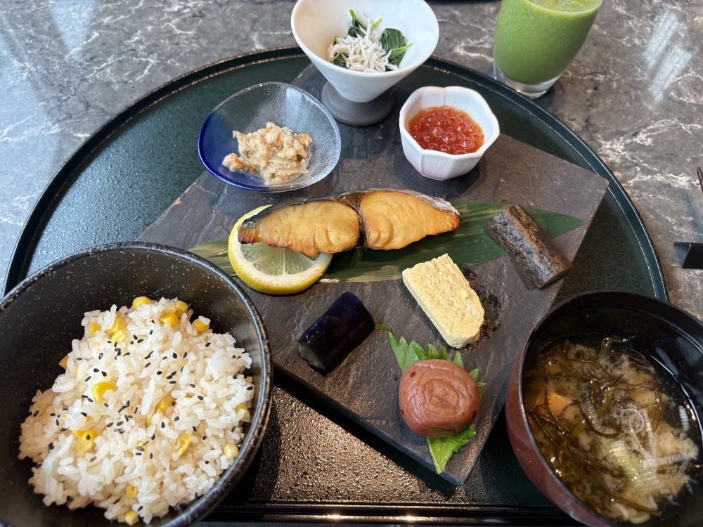 釜で炊いたご飯が付きます