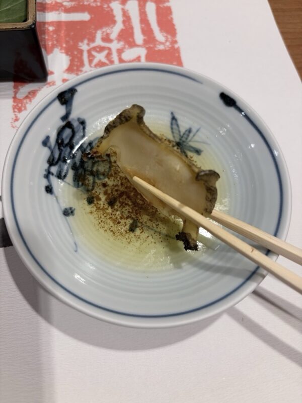 炭火で焼いた黒鮑