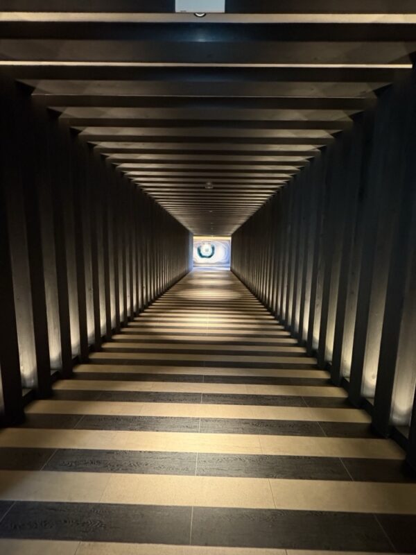 館内の通路。長い回廊でつながっています