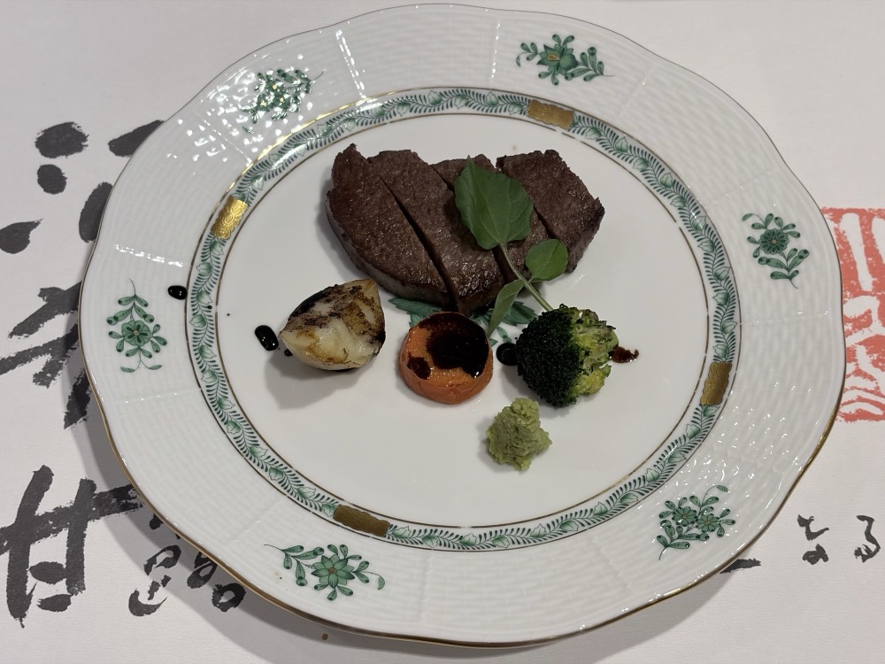 肉料理は壱岐牛のステーキ